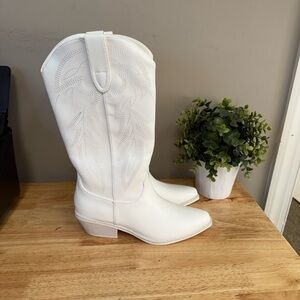 Like New Women’s White Boots 7.5